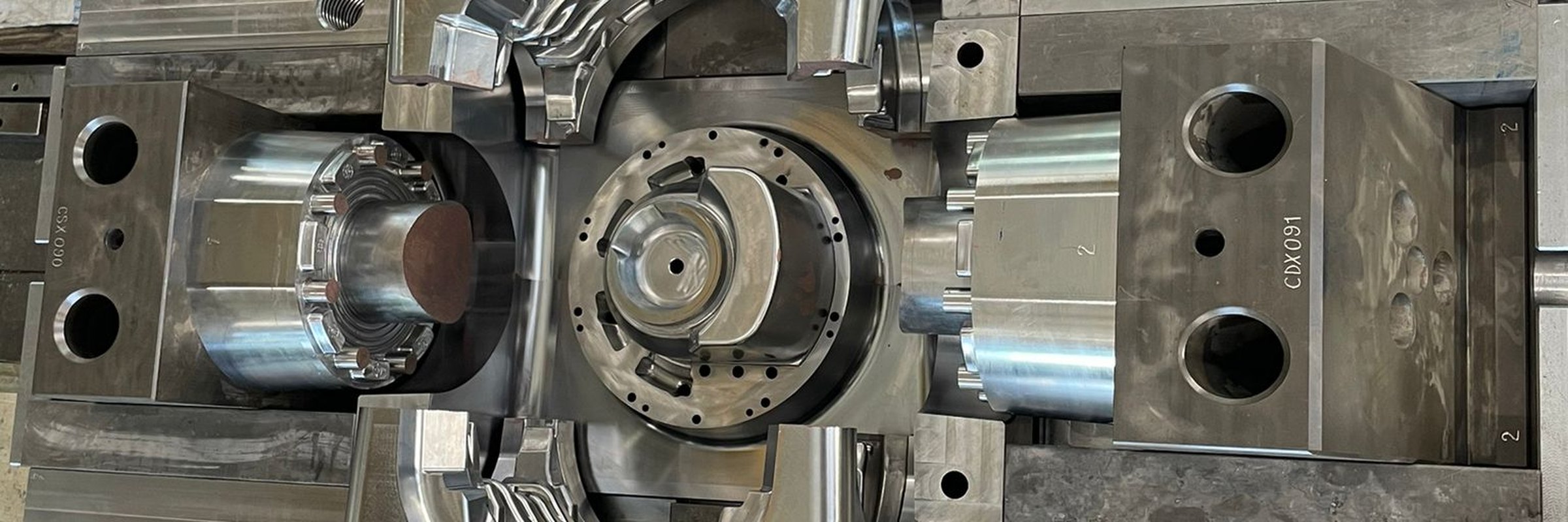 Stampo per pressofusione aperto nel reparto produttivo Promega